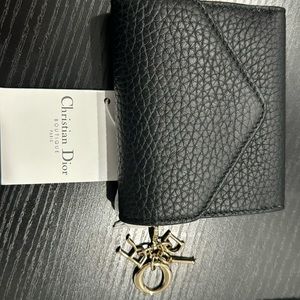 Authentic Dior wallet NWT,this wallet is perfect and lightweight.